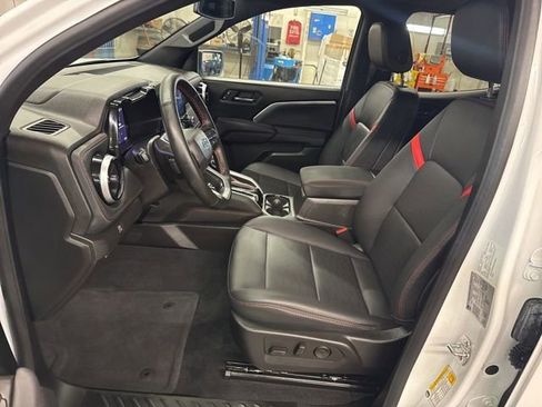 Used 2025 Chevrolet Colorado Z71 w/ Technology Package AWD/4WD image 10