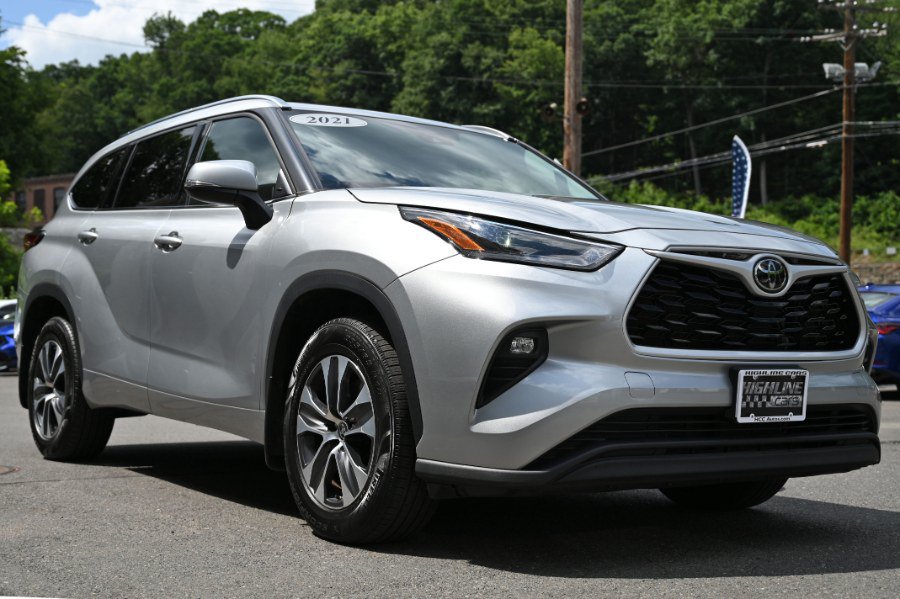 Used 2021 Toyota Highlander XLE AWD/4WD image 8