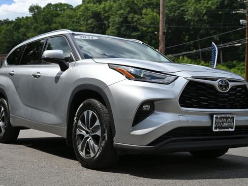 Used 2021 Toyota Highlander XLE AWD/4WD image 8