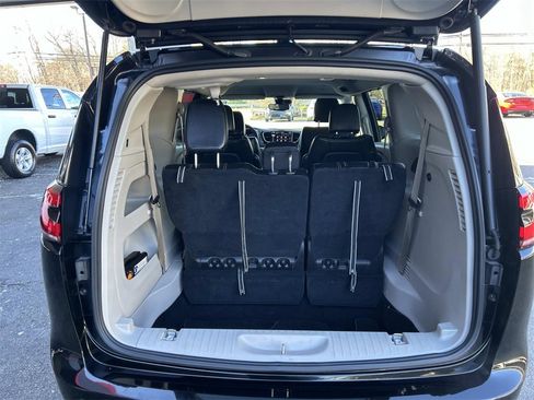 Used 2024 Chrysler Pacifica Touring-L image 13