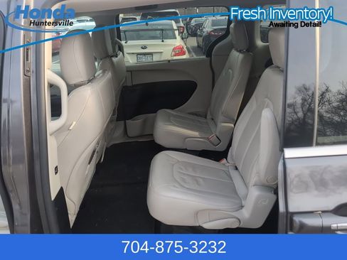 Used 2017 Chrysler Pacifica Touring-L w/ Tire & Wheel Group image 13