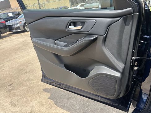Used 2025 Nissan Rogue SV FWD image 18
