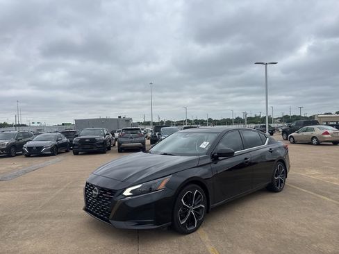 Certified 2023 Nissan Altima 2.5 SR w/ SR Premium Package FWD image 8