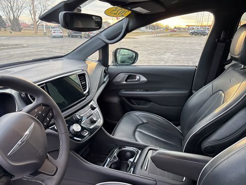 Used 2025 Chrysler Pacifica Limited FWD image 34