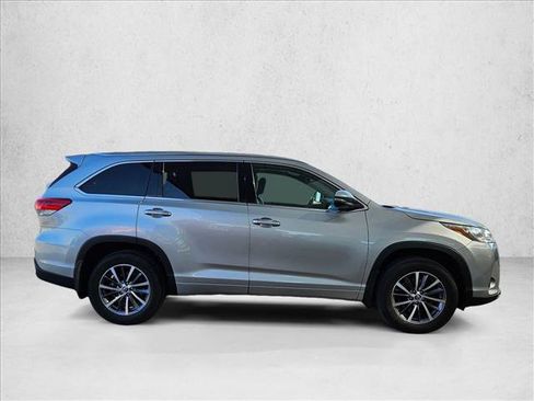 Used 2018 Toyota Highlander XLE AWD/4WD image 4
