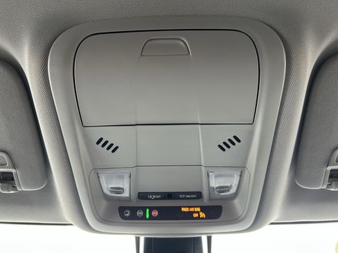 Used 2025 Chevrolet Blazer LT image 32