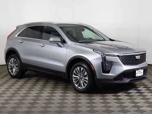 Used 2024 Cadillac XT4 Premium Luxury image 2