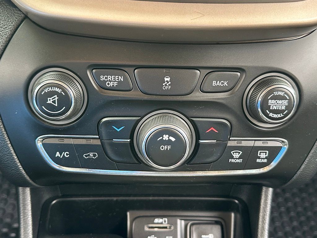 Used 2014 Jeep Cherokee Latitude w/ Cold Weather Group AWD/4WD image 24