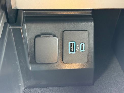 Used 2022 Ford Explorer XLT image 13