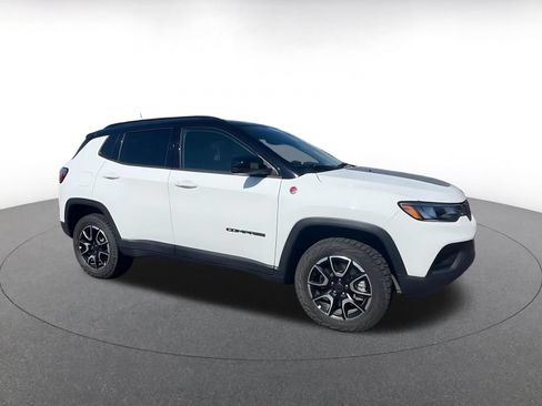 Used 2026 Jeep Compass Trailhawk AWD/4WD image 2