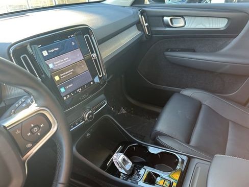Certified 2025 Volvo XC40 B5 Plus AWD/4WD image 19