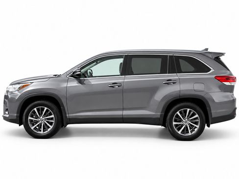 Used 2019 Toyota Highlander XLE AWD/4WD image 3
