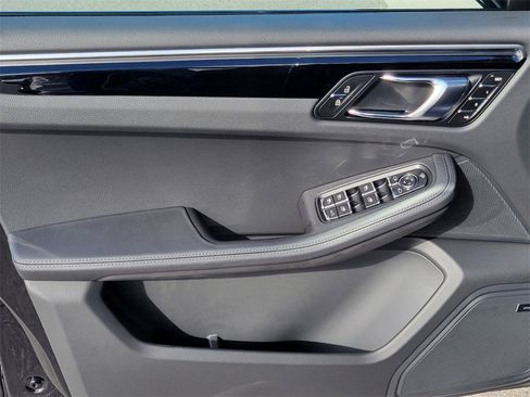 Used 2025 Porsche Macan image 17