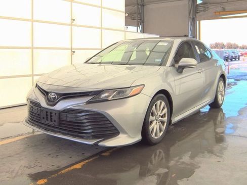 Used 2018 Toyota Camry LE image 1
