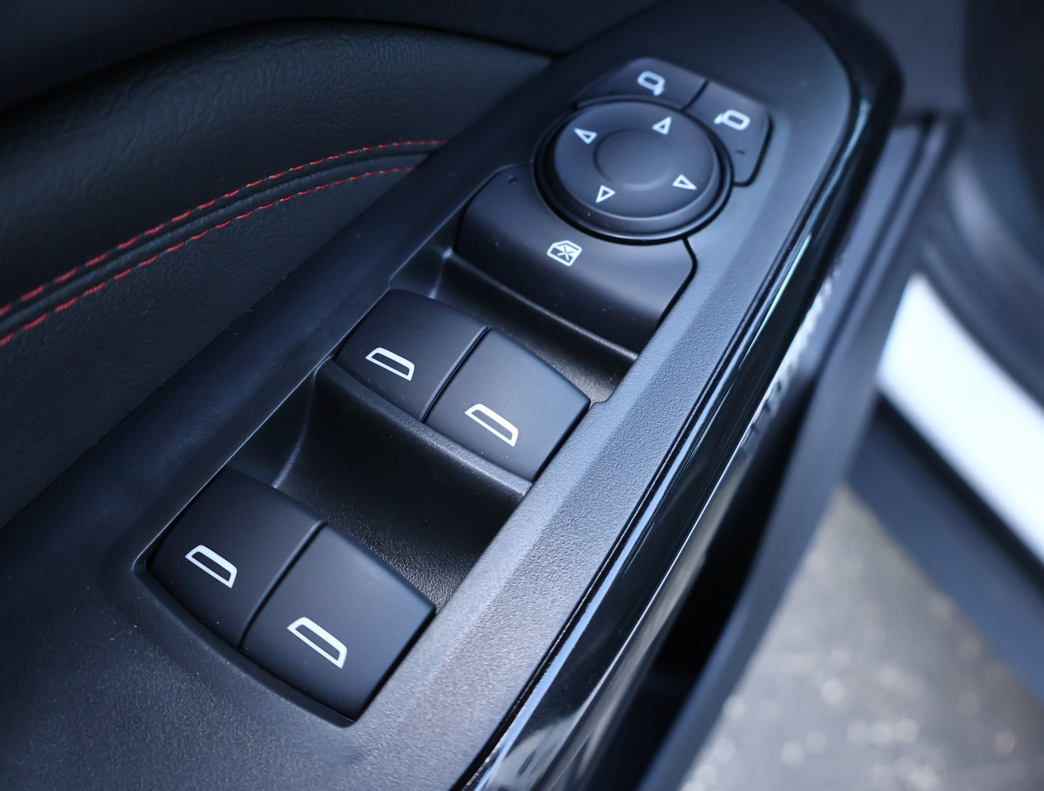 Used 2025 Chevrolet Trax RS w/ Sunroof Package FWD image 9
