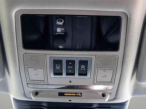 Used 2024 Land Rover Discovery S image 17