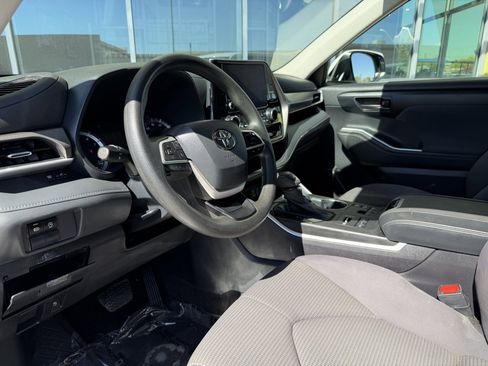 Used 2023 Toyota Highlander L image 32