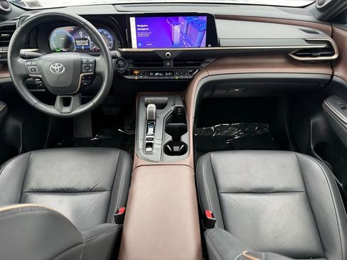 Used 2023 Toyota Crown Limited image 14