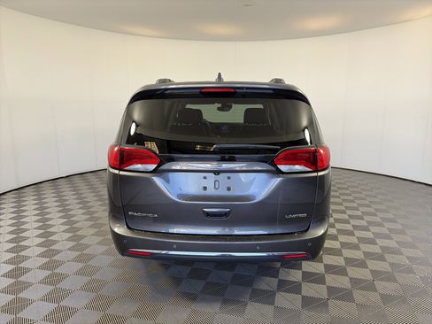 Used 2019 Chrysler Pacifica Limited w/ Advanced Safetytec Group FWD image 9