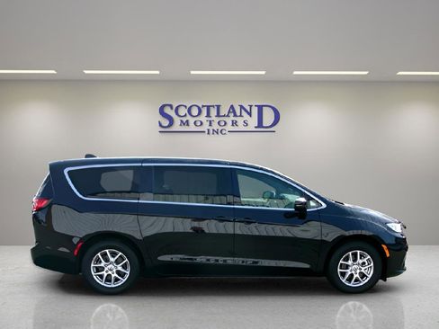 Used 2025 Chrysler Pacifica Select FWD image 5