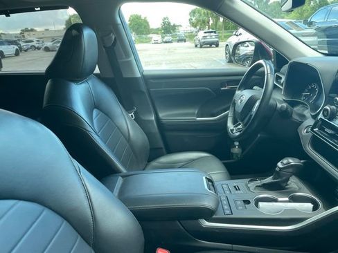 Used 2021 Toyota Highlander XLE AWD/4WD image 8