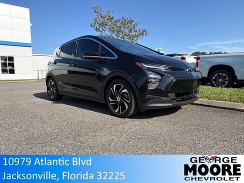 Used 2023 Chevrolet Bolt LT w/ Infotainment Package FWD image 1