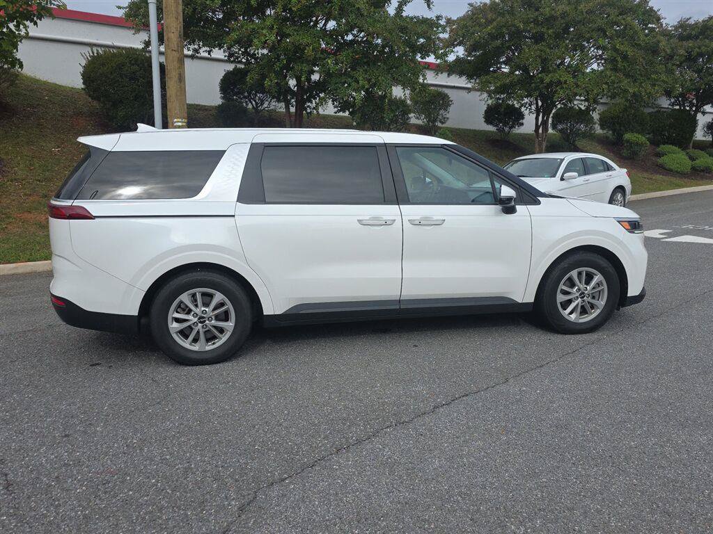 Used 2023 Kia Carnival LX FWD image 5