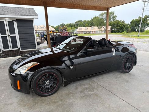 Used 2005 Nissan 350Z Enthusiast RWD image 2