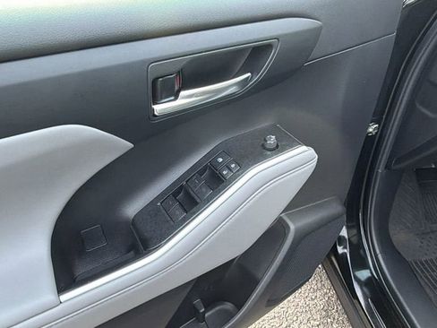 Used 2022 Toyota Highlander XLE image 11