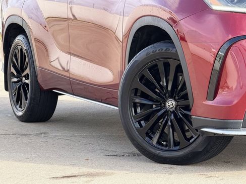 Used 2023 Toyota Highlander XSE image 12