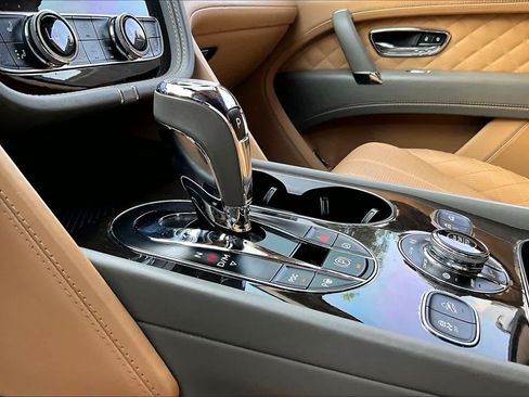 Used 2017 Bentley Bentayga AWD/4WD image 16