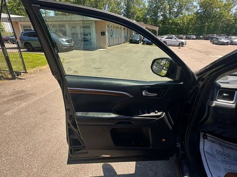 Used 2018 Toyota Highlander Limited AWD/4WD image 25