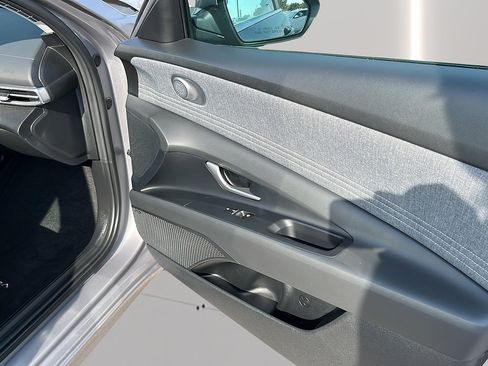 Certified 2025 Hyundai Elantra Limited FWD image 18