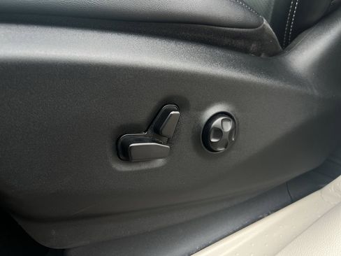 Used 2024 Chrysler Pacifica Touring-L image 11