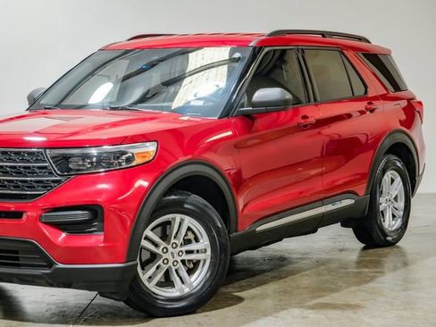 Used 2022 Ford Explorer XLT image 7