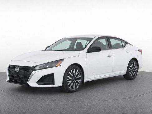 Used 2024 Nissan Altima 2.5 SV FWD image 8
