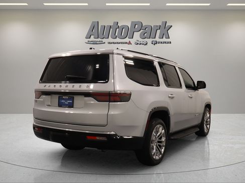 Certified 2024 Jeep Wagoneer 4WD image 9