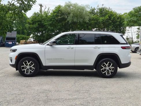 Used 2024 Jeep Grand Cherokee Limited AWD/4WD image 9