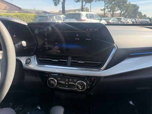 Used 2025 Chevrolet Trax LT image 17