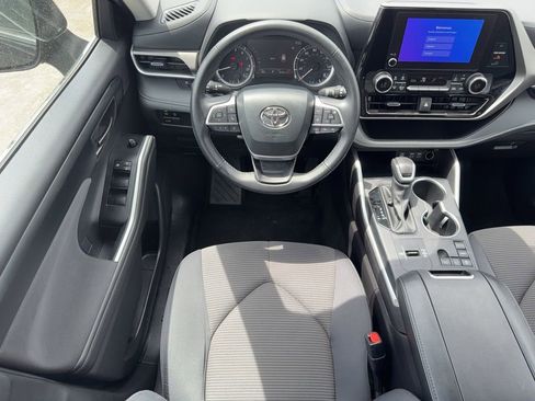 Used 2025 Toyota Highlander LE FWD image 14