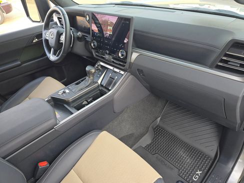Used 2025 Lexus GX 550 image 28