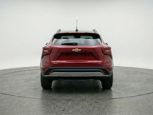 Used 2025 Chevrolet Trax LT FWD image 7