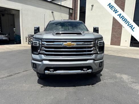 Used 2024 Chevrolet Silverado 2500 High Country w/ Technology Package AWD/4WD image 2