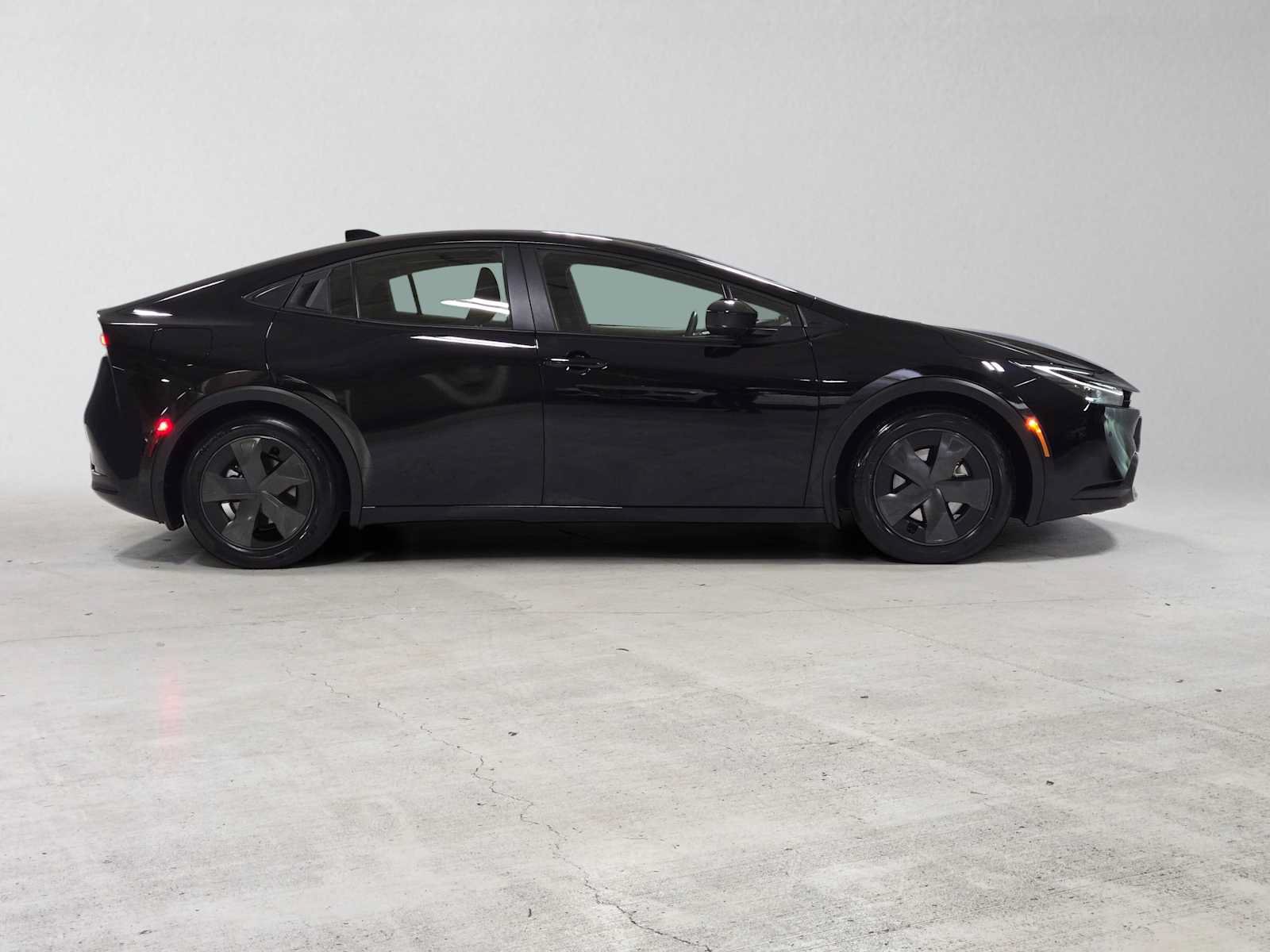 Used 2025 Toyota Prius Plug-In Hybrid FWD image 2