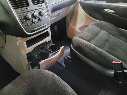 Used 2018 Dodge Grand Caravan SE FWD image 26