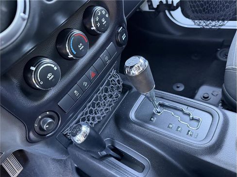 Used 2015 Jeep Wrangler Unlimited Sahara w/ Connectivity Group AWD/4WD image 15