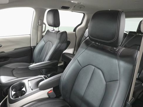 Used 2024 Chrysler Pacifica Touring-L image 11