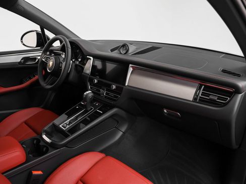 Certified 2025 Porsche Macan image 21