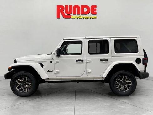 Used 2025 Jeep Wrangler Unlimited Sahara AWD/4WD image 4