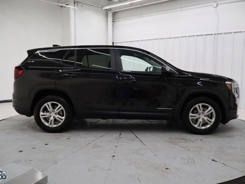 Used 2024 GMC Terrain SLE image 2